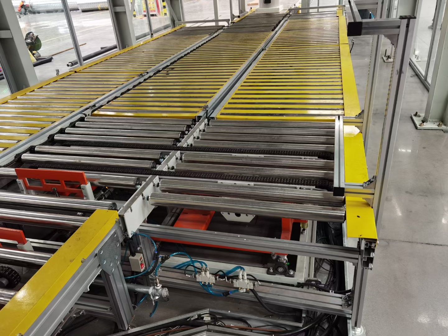 移栽滾筒輸送機，青島樂(lè )途行工業(yè)設備有限公司